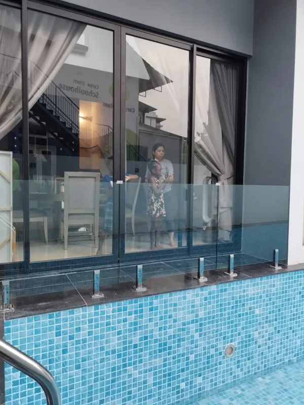 Spigot base plate mounted on pool deck with glass panel seated