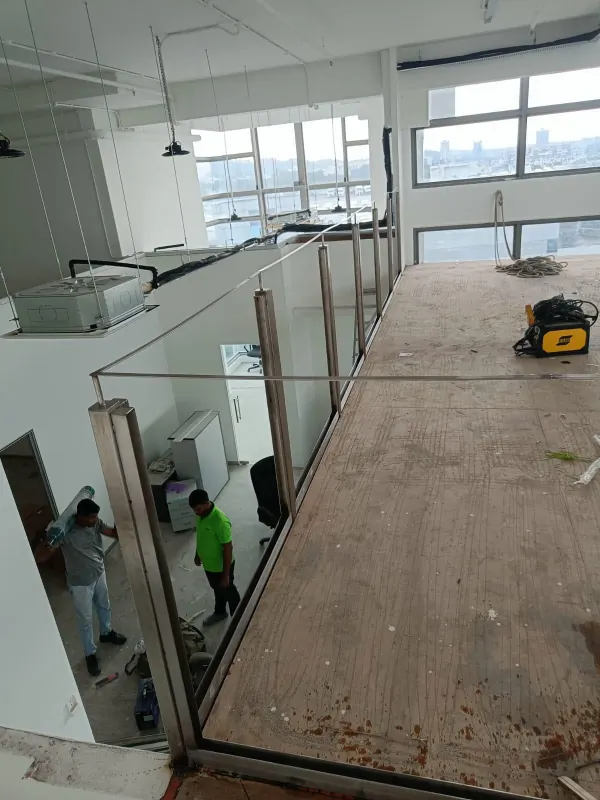 Close-up of 13.52mm laminated glass panel edge and fixing bracket